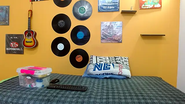 skinnyverus18 online show from October 22, 6:51 pm