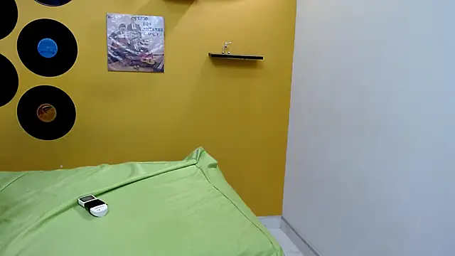 skinnyverus18 online show from February 26, 7:35 pm