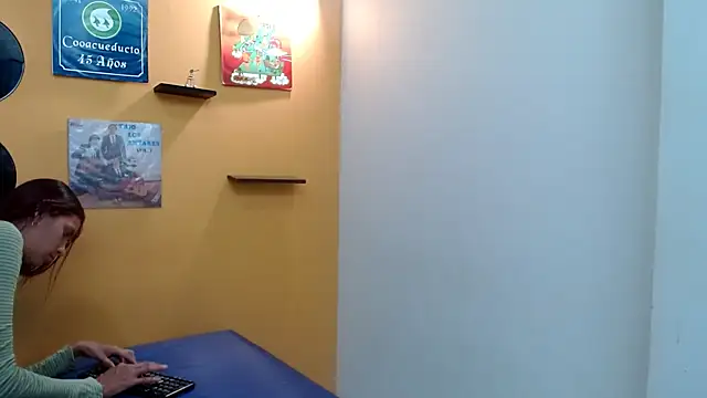 skinnyverus18 online show from April 5, 6:27 pm