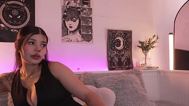 Snapshot of sophieee_art chatting on September 11, 6:30 pm sophieee art online show from September 11, 6:30 pm