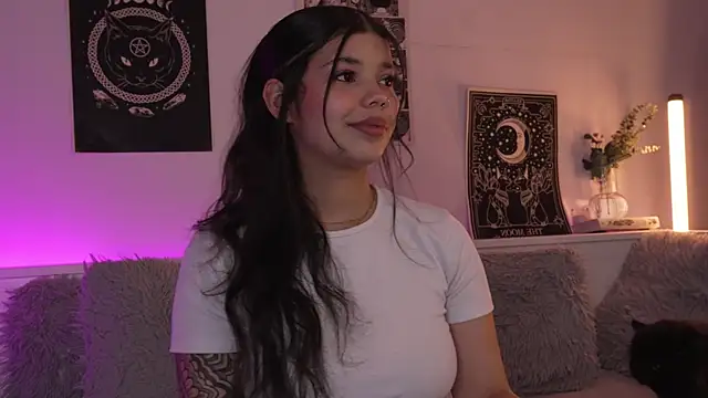 Snapshot of sophieee_art chatting on October 7, 2:20 am sophieee art online show from October 7, 2:20 am