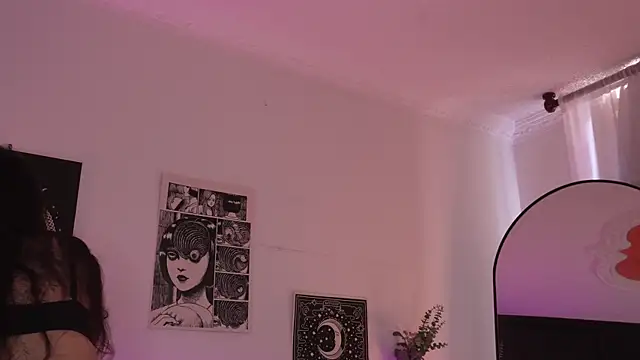 Snapshot of sophieee_art chatting on October 8, 5:43 pm sophieee art online show from October 8, 5:43 pm