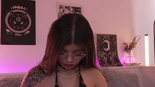 Snapshot of sophieee_art chatting on October 9, 6:50 pm sophieee art online show from October 9, 6:50 pm