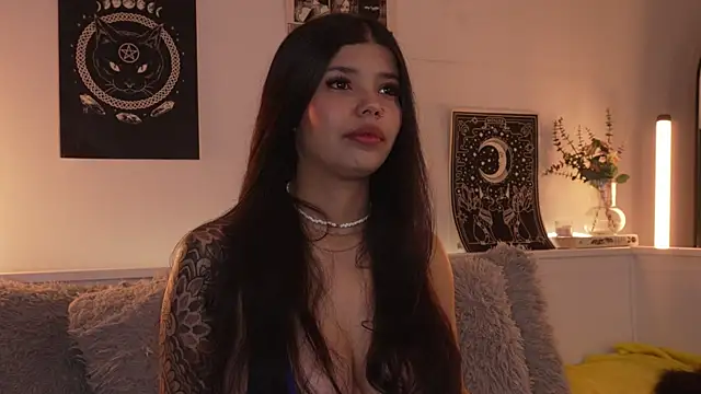 Snapshot of sophieee_art chatting on October 12, 10:42 pm sophieee art online show from October 12, 10:42 pm