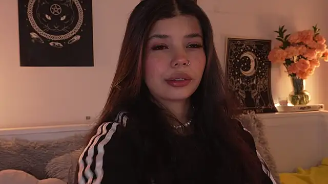 Snapshot of sophieee_art chatting on October 19, 2:12 am sophieee art online show from October 19, 2:12 am