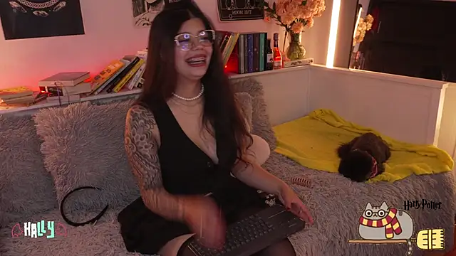 Snapshot of sophieee_art chatting on October 27, 2:15 am sophieee art online show from October 27, 2:15 am