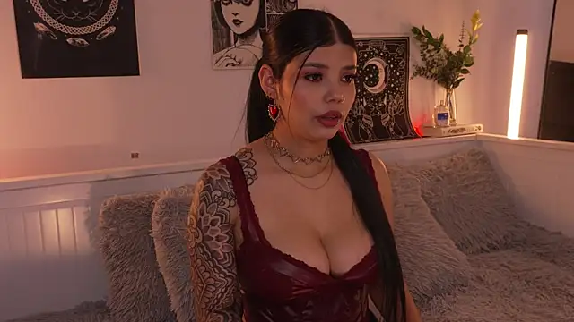 Snapshot of sophieee_art chatting on November 14, 9:46 pm sophieee art online show from November 14, 9:46 pm