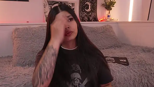 Snapshot of sophieee_art chatting on November 25, 8:31 pm sophieee art online show from November 25, 8:31 pm