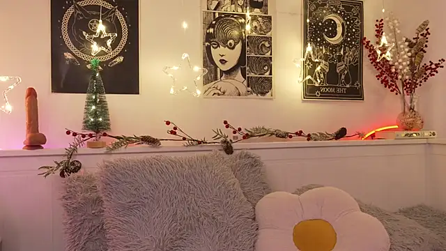 Snapshot of sophieee_art chatting on December 13, 7:53 pm sophieee art online show from December 13, 7:53 pm