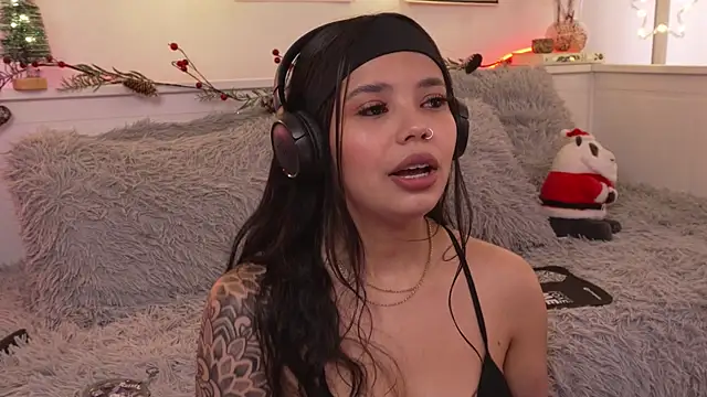 Snapshot of sophieee_art chatting on December 15, 8:02 pm sophieee art online show from December 15, 8:02 pm