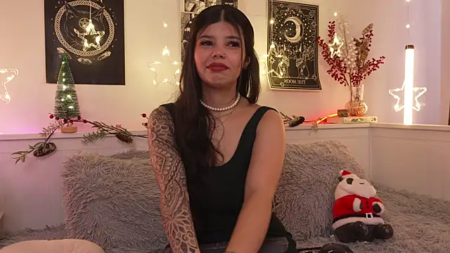 Snapshot of sophieee_art chatting on December 16, 8:36 pm sophieee art online show from December 16, 8:36 pm