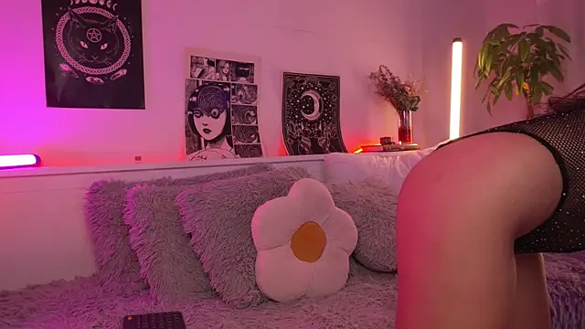 sophieee art online show from February 26, 4:33 am