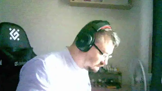 Snapshot of SirAbuser chatting on September 17, 5:53 am SirAbuser online show from September 17, 5:53 am