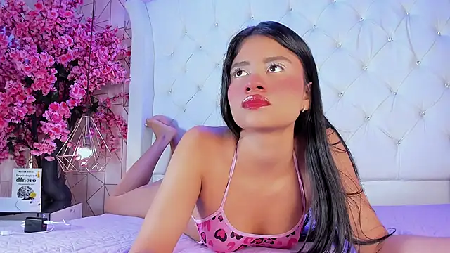 Snapshot of AngeliqueRouse chatting on November 17, 5:35 am AngeliqueRouse online show from November 17, 5:35 am