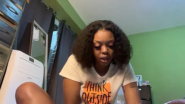 Liaprettygirl online show from April 2, 3:15 am