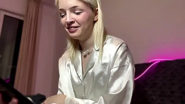 blondekira online show from October 21, 2:40 pm