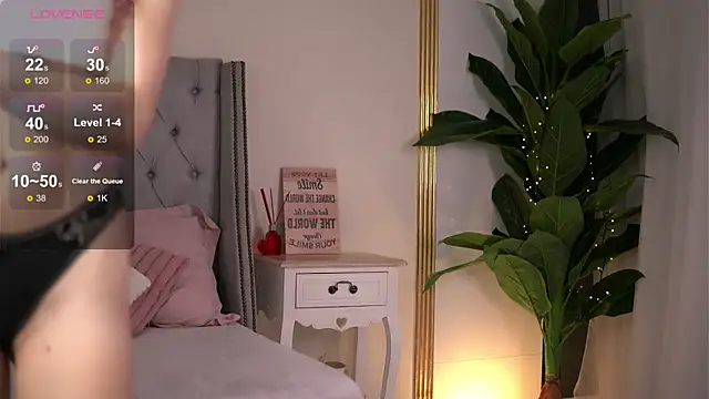 RebeccaRese online show from March 26, 9:04 am