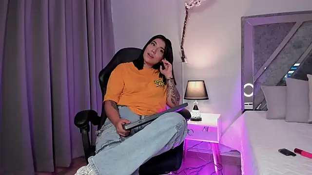 Snapshot of emy_williams chatting on October 18, 7:36 pm emy williams online show from October 18, 7:36 pm