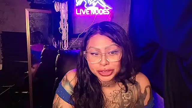 chicanachic13 online show from February 20, 7:21 am