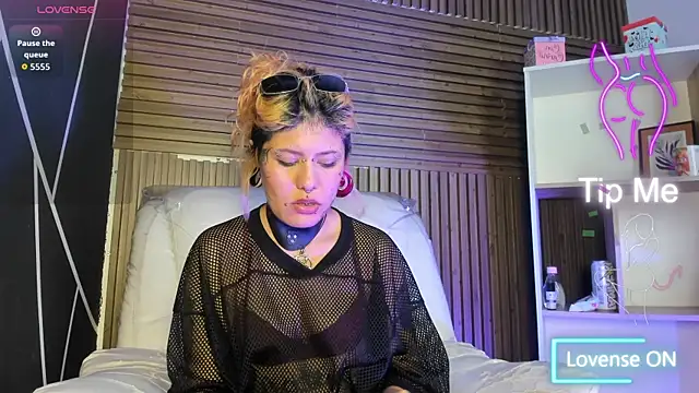 Snapshot of MistressMariam_ chatting on November 19, 8:20 pm MistressMariam online show from November 19, 8:20 pm