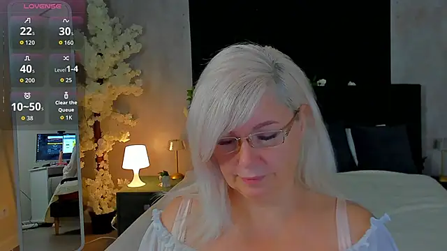 Snapshot of Hella_Fabel chatting on November 16, 1:11 am Hella Fabel online show from November 16, 1:11 am