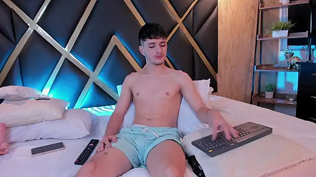 Snapshot of LiamMuller chatting on October 21, 12:06 pm LiamMuller online show from October 21, 12:06 pm