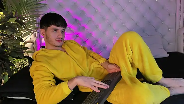 Snapshot of LiamMuller chatting on December 3, 12:25 pm LiamMuller online show from December 3, 12:25 pm