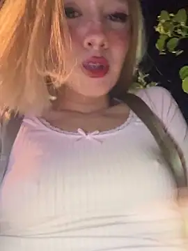 Snapshot of SweetBunnyGF chatting on November 8, 12:22 am SweetBunnyGF online show from November 8, 12:22 am