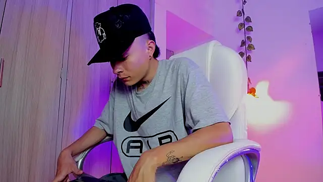 Snapshot of Nascary_Fox chatting on September 11, 7:47 pm Nascary Fox online show from September 11, 7:47 pm