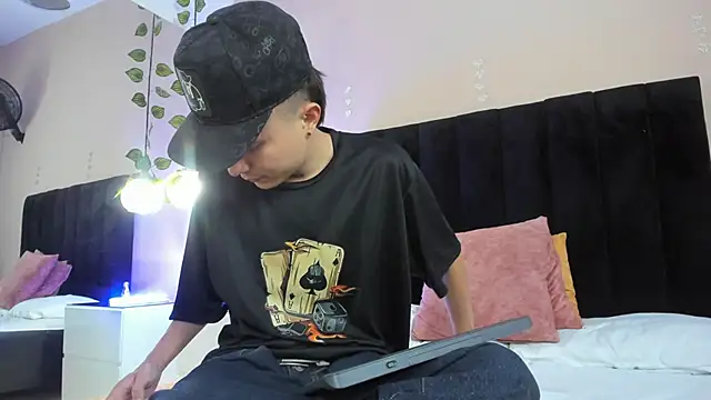 Snapshot of Nascary_Fox chatting on September 15, 7:47 pm Nascary Fox online show from September 15, 7:47 pm