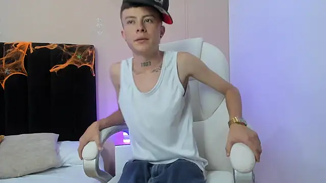 Snapshot of Nascary_Fox chatting on October 6, 7:33 pm Nascary Fox online show from October 6, 7:33 pm