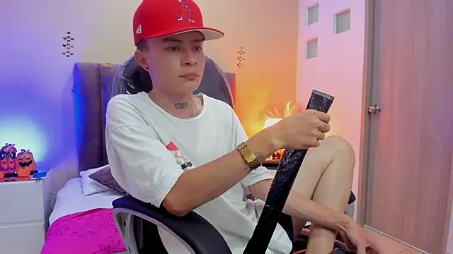 Snapshot of Nascary_Fox chatting on October 25, 8:03 pm Nascary Fox online show from October 25, 8:03 pm