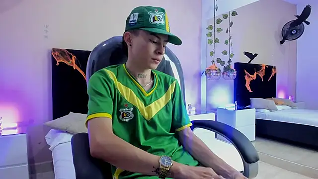 Snapshot of Nascary_Fox chatting on October 27, 8:02 pm Nascary Fox online show from October 27, 8:02 pm