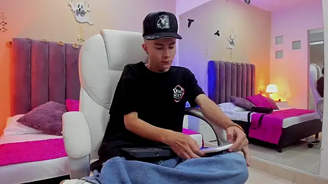 Snapshot of Nascary_Fox chatting on October 28, 7:38 pm Nascary Fox online show from October 28, 7:38 pm