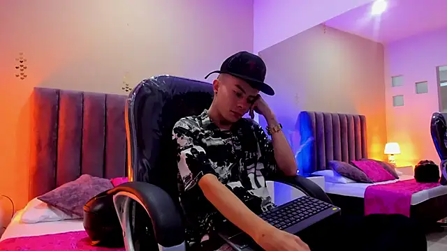 Snapshot of Nascary_Fox chatting on November 1, 7:49 pm Nascary Fox online show from November 1, 7:49 pm