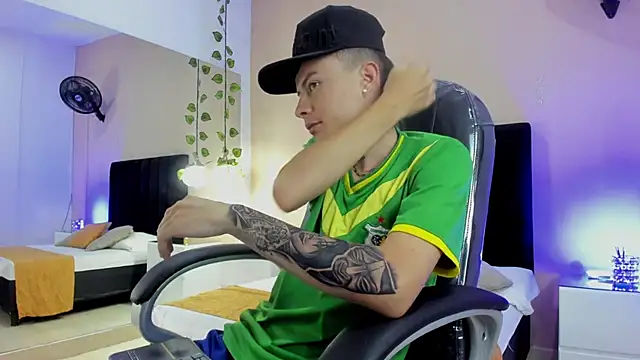 Snapshot of Nascary_Fox chatting on November 12, 7:57 pm Nascary Fox online show from November 12, 7:57 pm