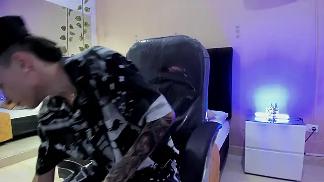 Snapshot of Nascary_Fox chatting on November 15, 8:05 pm Nascary Fox online show from November 15, 8:05 pm