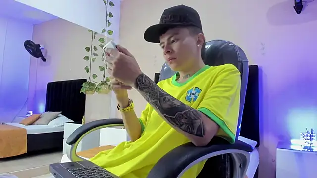 Snapshot of Nascary_Fox chatting on November 16, 1:28 pm Nascary Fox online show from November 16, 1:28 pm