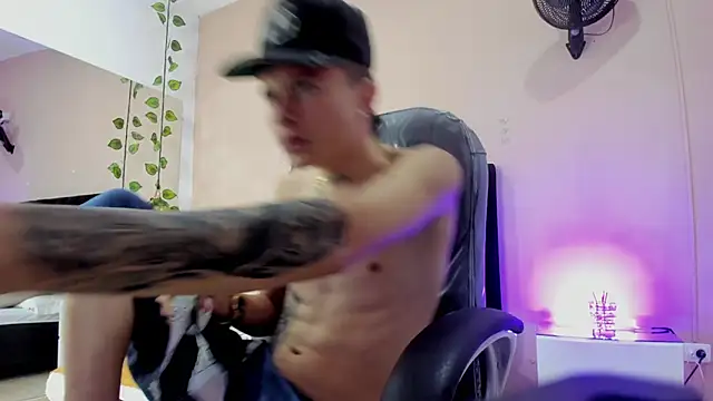 Snapshot of Nascary_Fox chatting on November 18, 7:18 pm Nascary Fox online show from November 18, 7:18 pm