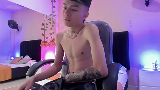 Snapshot of Nascary_Fox chatting on November 24, 7:24 pm Nascary Fox online show from November 24, 7:24 pm