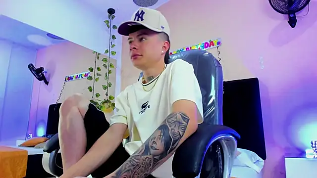 Snapshot of Nascary_Fox chatting on November 26, 7:59 pm Nascary Fox online show from November 26, 7:59 pm