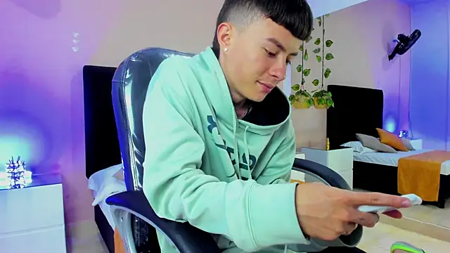 Snapshot of Nascary_Fox chatting on November 27, 8:00 pm Nascary Fox online show from November 27, 8:00 pm