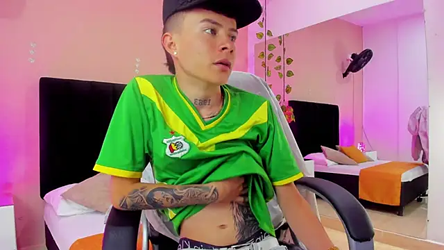 Snapshot of Nascary_Fox chatting on November 28, 7:27 pm Nascary Fox online show from November 28, 7:27 pm