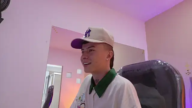 Snapshot of Nascary_Fox chatting on November 30, 2:43 pm Nascary Fox online show from November 30, 2:43 pm