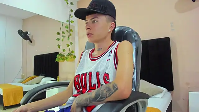 Snapshot of Nascary_Fox chatting on December 2, 7:20 pm Nascary Fox online show from December 2, 7:20 pm