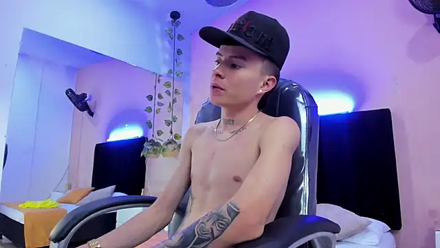 Snapshot of Nascary_Fox chatting on December 4, 7:22 pm Nascary Fox online show from December 4, 7:22 pm