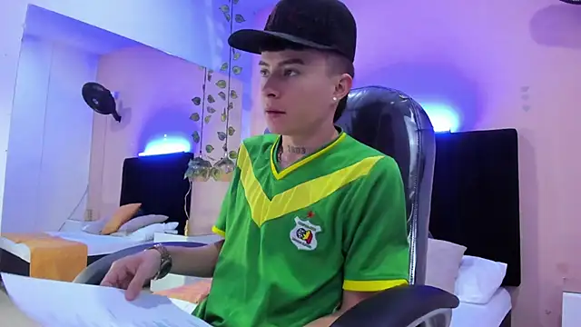 Snapshot of Nascary_Fox chatting on December 5, 7:21 pm Nascary Fox online show from December 5, 7:21 pm