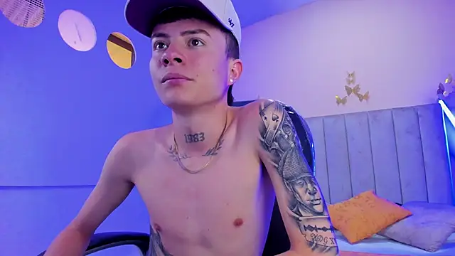 Snapshot of Nascary_Fox chatting on December 13, 7:53 pm Nascary Fox online show from December 13, 7:53 pm