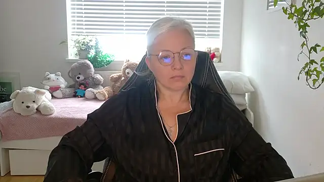 Linsy Kim online show from February 1, 9:30 am