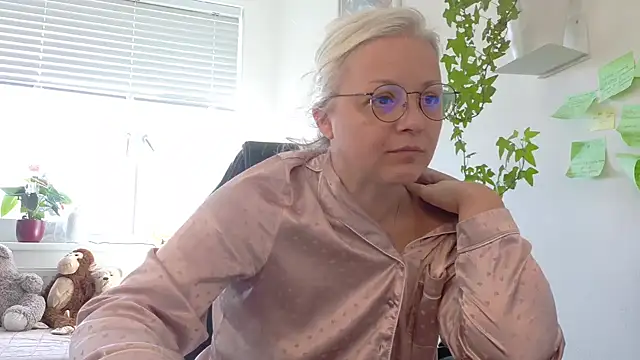 Linsy Kim online show from March 7, 10:12 am